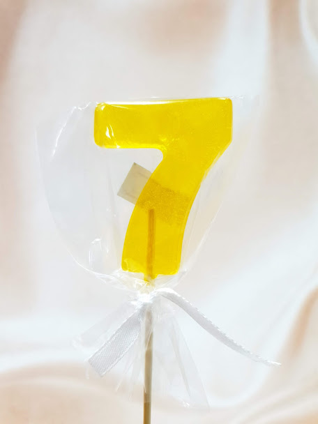 Леденец топпер цифра "7"желтая 5 см