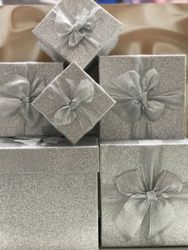 Коробка подарочная 15*15*14см (серебро)