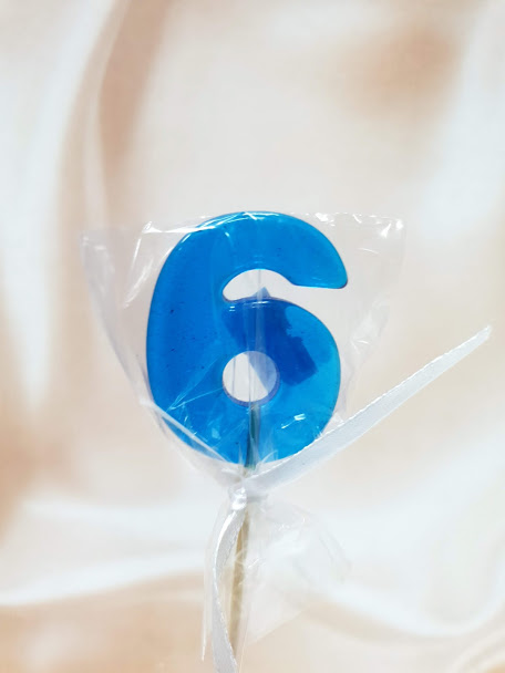 Леденец топпер цифра "6" голубая 5 см