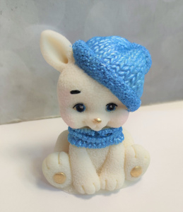 Фигурка из глазури Зайка в синей шапке 