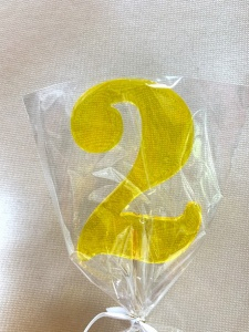 Леденец топпер цифра "2" желтый 8 см