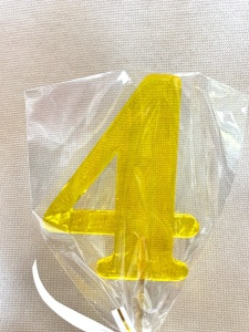 Леденец топпер цифра "4" желтый 8см