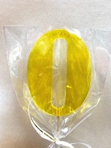 Леденец топпер цифра "0" желтый 8 см