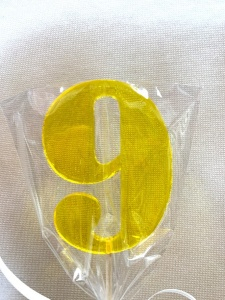 Леденец топпер цифра "9" желтый 8см