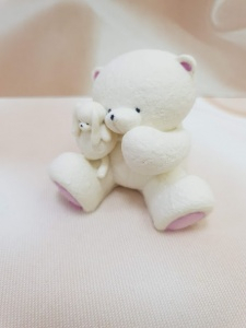 Фигурка из глазури "Мишка" с розовыми лапками