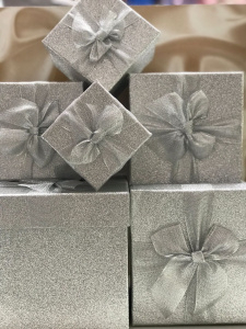 Коробка подарочная 13*13*12см (серебро)